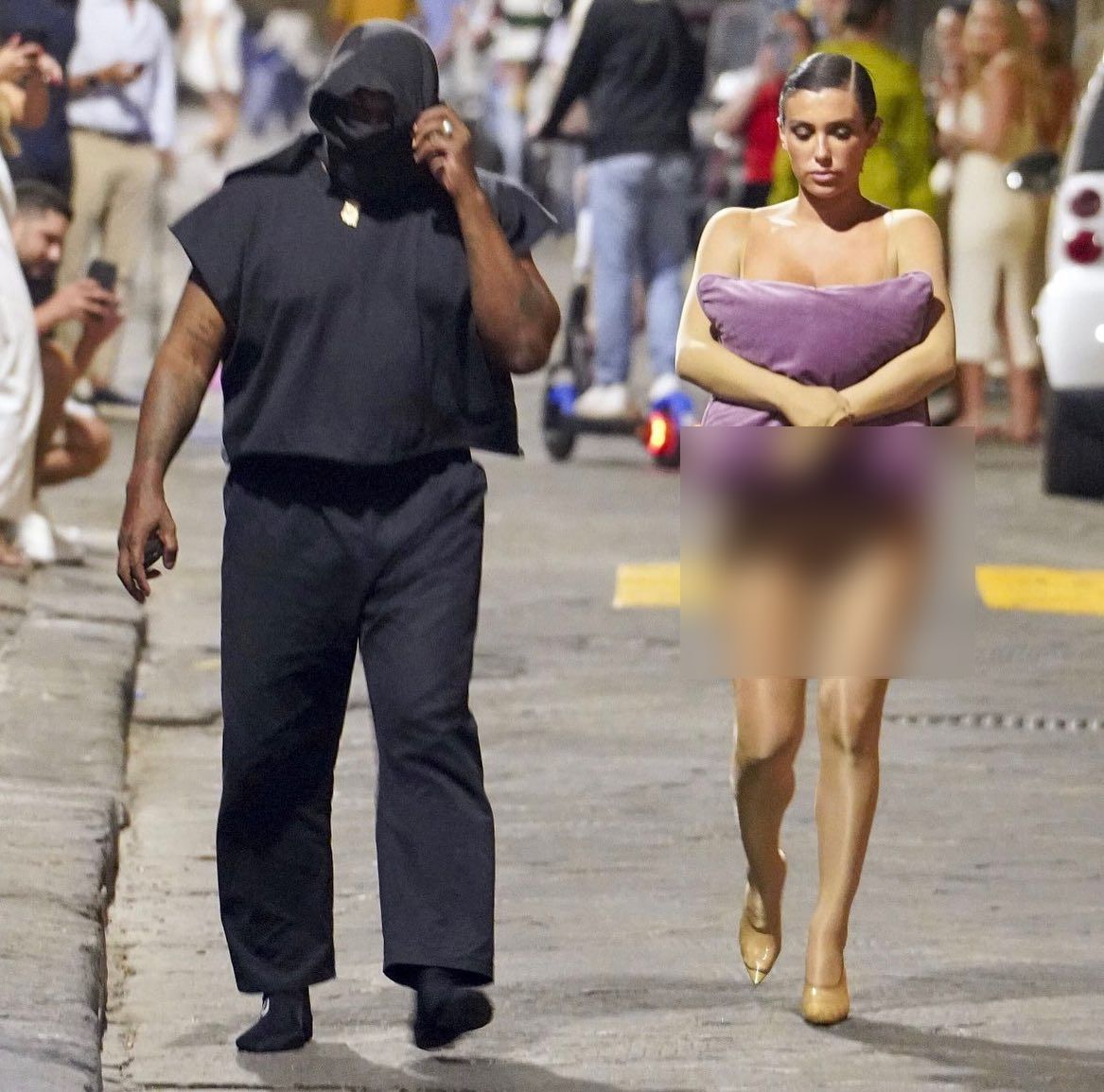 Sự thật trần trụi phía sau những màn hở hang lố lăng gây sốc của vợ Kanye West- Ảnh 4. Sự thật trần trụi phía sau những màn hở hang lố lăng gây sốc của vợ Kanye West- Ảnh 4.