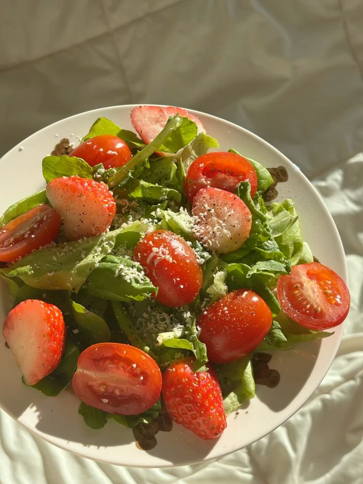Salad 15.000 đồng mỗi trưa giúp phụ nữ U35 trẻ hóa, nạp đầy collagen tự nhiên- Ảnh 3. Salad 15.000 đồng mỗi trưa giúp phụ nữ U35 trẻ hóa, nạp đầy collagen tự nhiên- Ảnh 3.