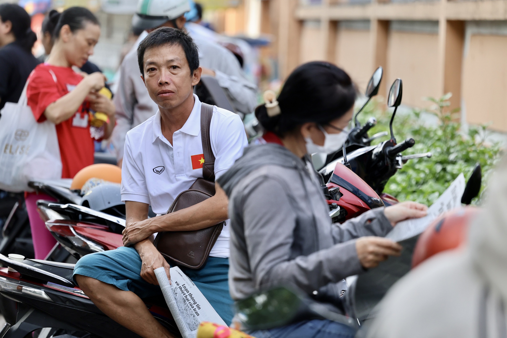 Thi tốt nghiệp THPT buổi 1: Phụ huynh thấp thỏm chờ trông, con cứ cố gắng hết sức là được, đừng áp lực!- Ảnh 5. Thi tốt nghiệp THPT buổi 1: Phụ huynh thấp thỏm chờ trông, con cứ cố gắng hết sức là được, đừng áp lực!- Ảnh 5.