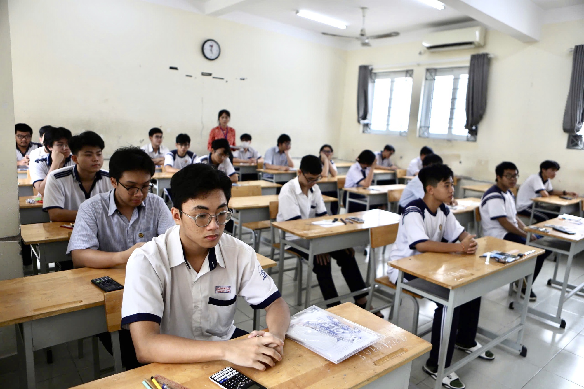 Thi tốt nghiệp THPT buổi 2: Chính thức hết giờ làm bài, đề thi "đổi mới" liệu có mưa điểm 10?- Ảnh 9. Thi tốt nghiệp THPT buổi 2: Chính thức hết giờ làm bài, đề thi "đổi mới" liệu có mưa điểm 10?- Ảnh 9.