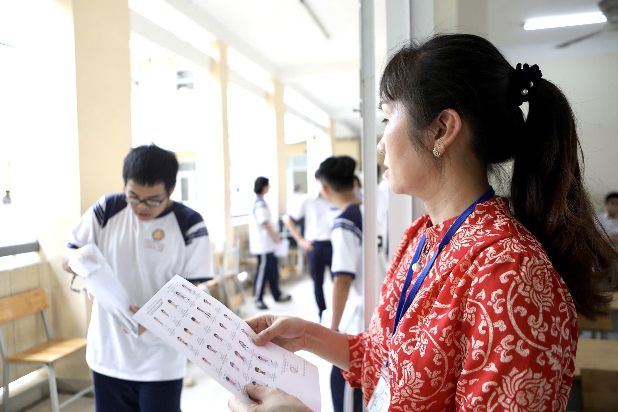 Thi tốt nghiệp THPT buổi 2: Chính thức hết giờ làm bài, đề thi "đổi mới" liệu có mưa điểm 10?- Ảnh 10. Thi tốt nghiệp THPT buổi 2: Chính thức hết giờ làm bài, đề thi "đổi mới" liệu có mưa điểm 10?- Ảnh 10.