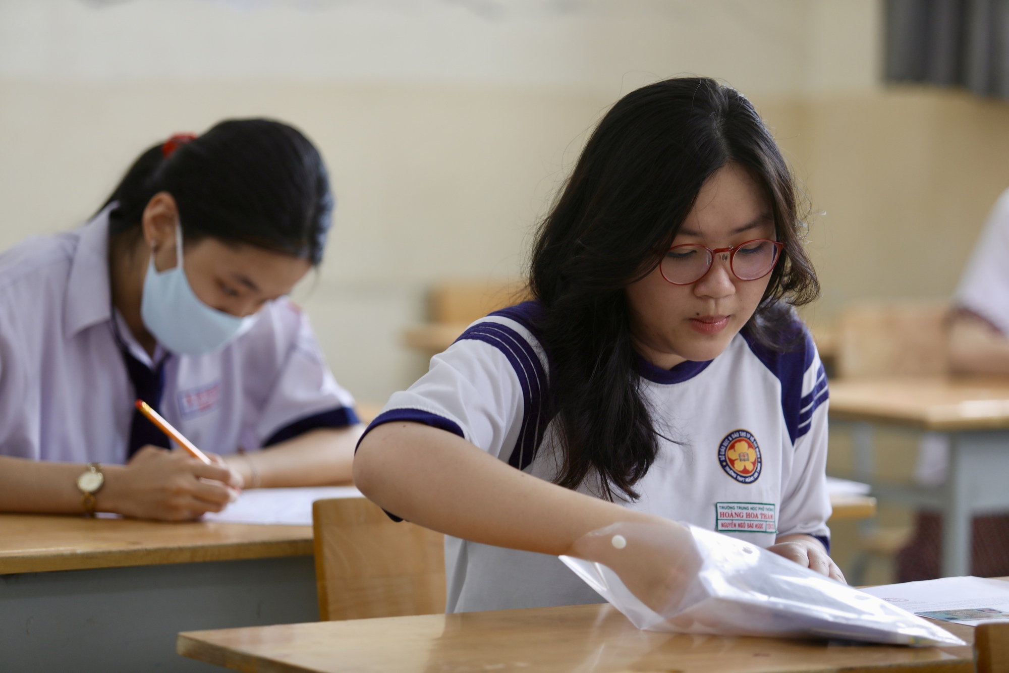 Thi tốt nghiệp THPT buổi 2: Chính thức hết giờ làm bài, đề thi "đổi mới" liệu có mưa điểm 10?- Ảnh 13. Thi tốt nghiệp THPT buổi 2: Chính thức hết giờ làm bài, đề thi "đổi mới" liệu có mưa điểm 10?- Ảnh 13.
