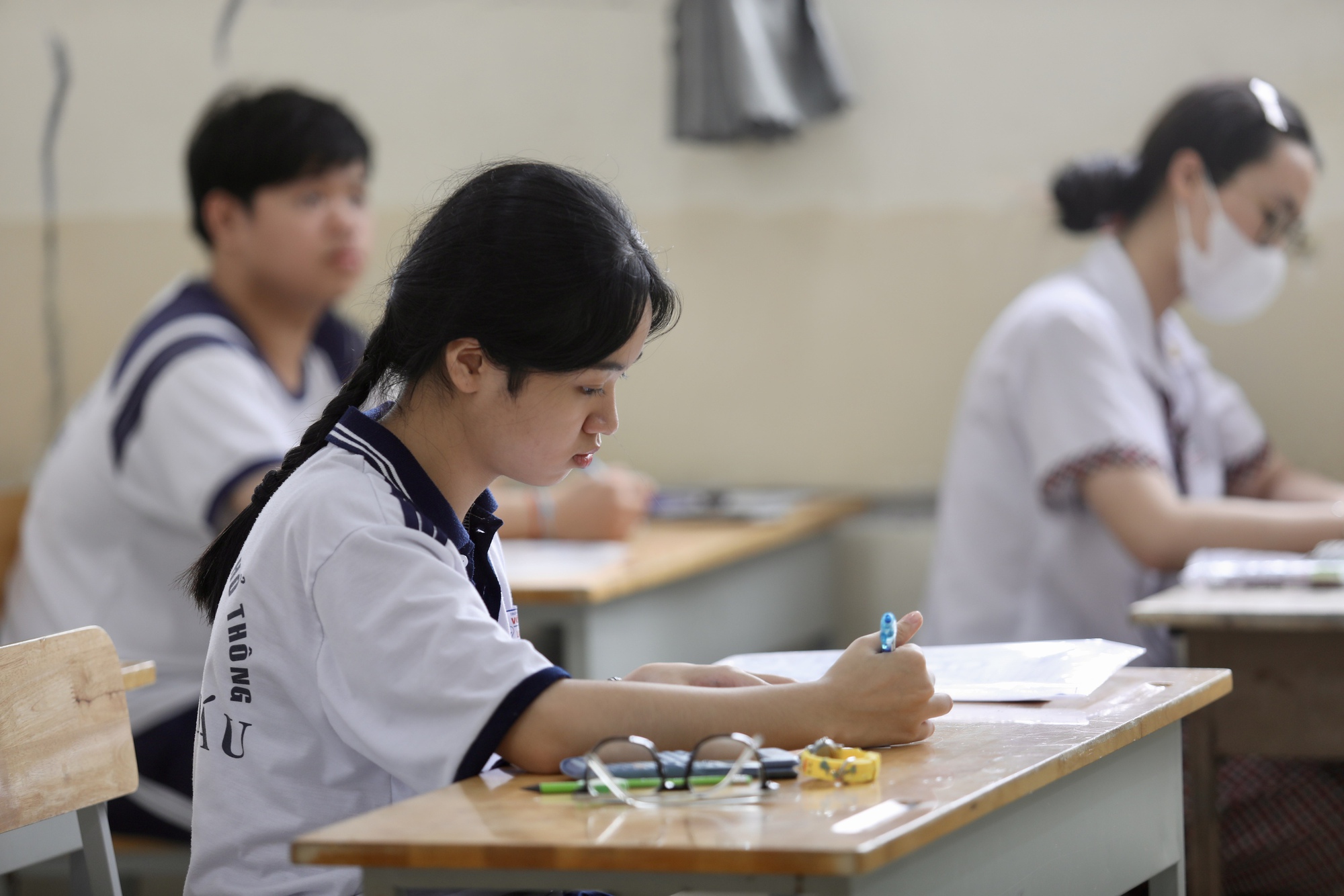 Thi tốt nghiệp THPT buổi 2: Chính thức hết giờ làm bài, đề thi "đổi mới" liệu có mưa điểm 10?- Ảnh 12. Thi tốt nghiệp THPT buổi 2: Chính thức hết giờ làm bài, đề thi "đổi mới" liệu có mưa điểm 10?- Ảnh 12.