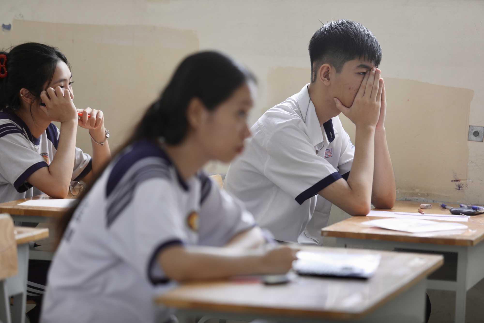 Thi tốt nghiệp THPT buổi 2: Chính thức hết giờ làm bài, đề thi "đổi mới" liệu có mưa điểm 10?- Ảnh 11. Thi tốt nghiệp THPT buổi 2: Chính thức hết giờ làm bài, đề thi "đổi mới" liệu có mưa điểm 10?- Ảnh 11.