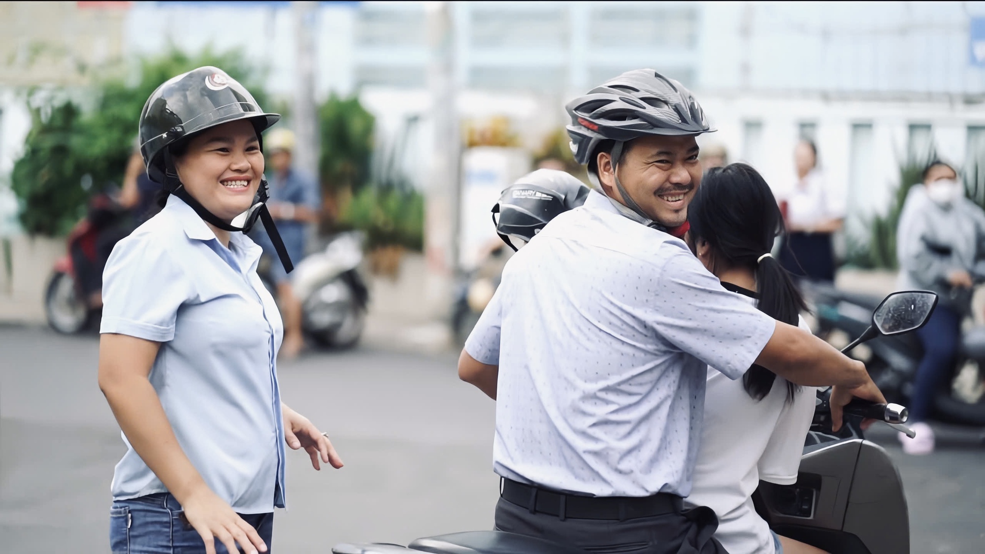 Thi tốt nghiệp THPT buổi 1: Phụ huynh thấp thỏm chờ trông, con cứ cố gắng hết sức là được, đừng áp lực!- Ảnh 3. Thi tốt nghiệp THPT buổi 1: Phụ huynh thấp thỏm chờ trông, con cứ cố gắng hết sức là được, đừng áp lực!- Ảnh 3.