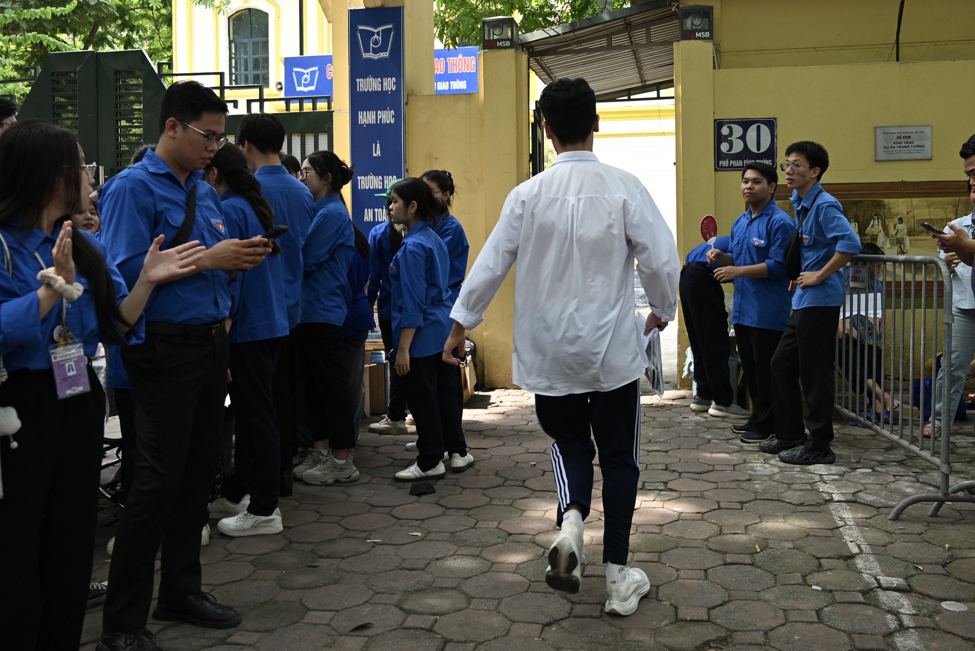 Thi tốt nghiệp THPT buổi 2: Chính thức hết giờ làm bài, đề thi "đổi mới" liệu có mưa điểm 10?- Ảnh 14. Thi tốt nghiệp THPT buổi 2: Chính thức hết giờ làm bài, đề thi "đổi mới" liệu có mưa điểm 10?- Ảnh 14.