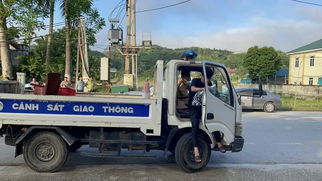 Nữ sinh quên căn cước được CSGT chở đến điểm thi - Ảnh 2. Nữ sinh quên căn cước được CSGT chở đến điểm thi - Ảnh 2.