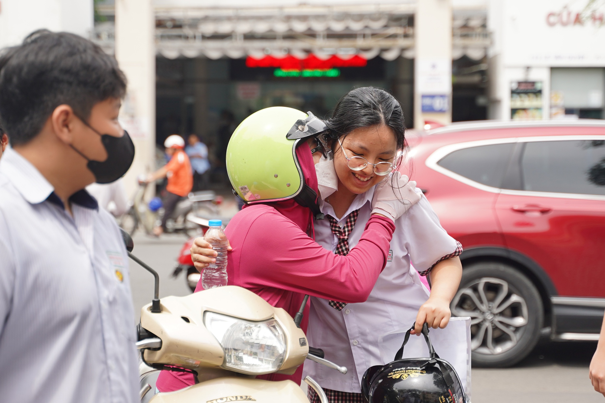 Thi tốt nghiệp THPT buổi 2: Chính thức hết giờ làm bài, đề thi "đổi mới" liệu có mưa điểm 10?- Ảnh 26. Thi tốt nghiệp THPT buổi 2: Chính thức hết giờ làm bài, đề thi "đổi mới" liệu có mưa điểm 10?- Ảnh 26.