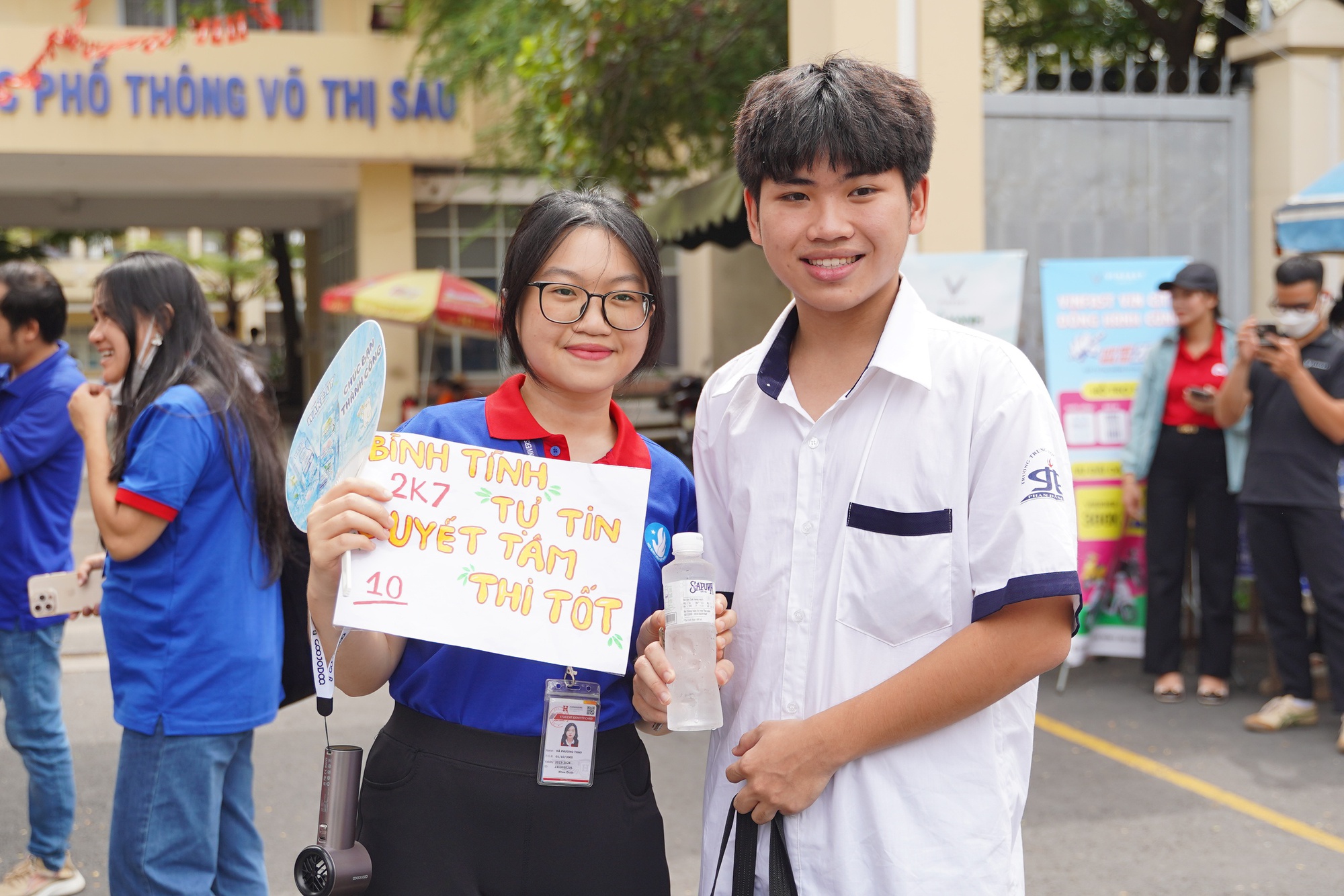 Thi tốt nghiệp THPT buổi 2: Chính thức hết giờ làm bài, đề thi "đổi mới" liệu có mưa điểm 10?- Ảnh 21. Thi tốt nghiệp THPT buổi 2: Chính thức hết giờ làm bài, đề thi "đổi mới" liệu có mưa điểm 10?- Ảnh 21.