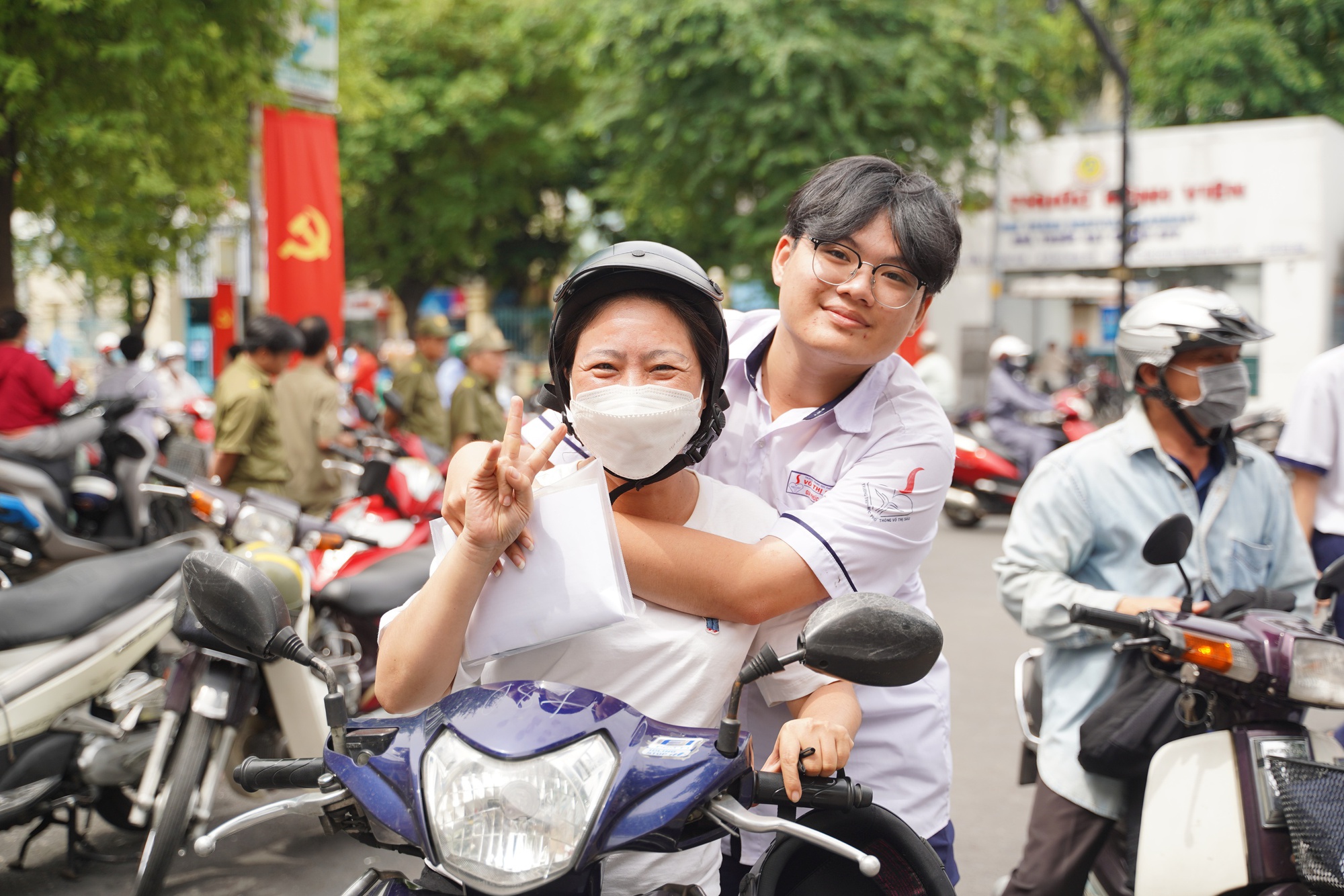Thi tốt nghiệp THPT buổi 2: Chính thức hết giờ làm bài, đề thi "đổi mới" liệu có mưa điểm 10?- Ảnh 25. Thi tốt nghiệp THPT buổi 2: Chính thức hết giờ làm bài, đề thi "đổi mới" liệu có mưa điểm 10?- Ảnh 25.