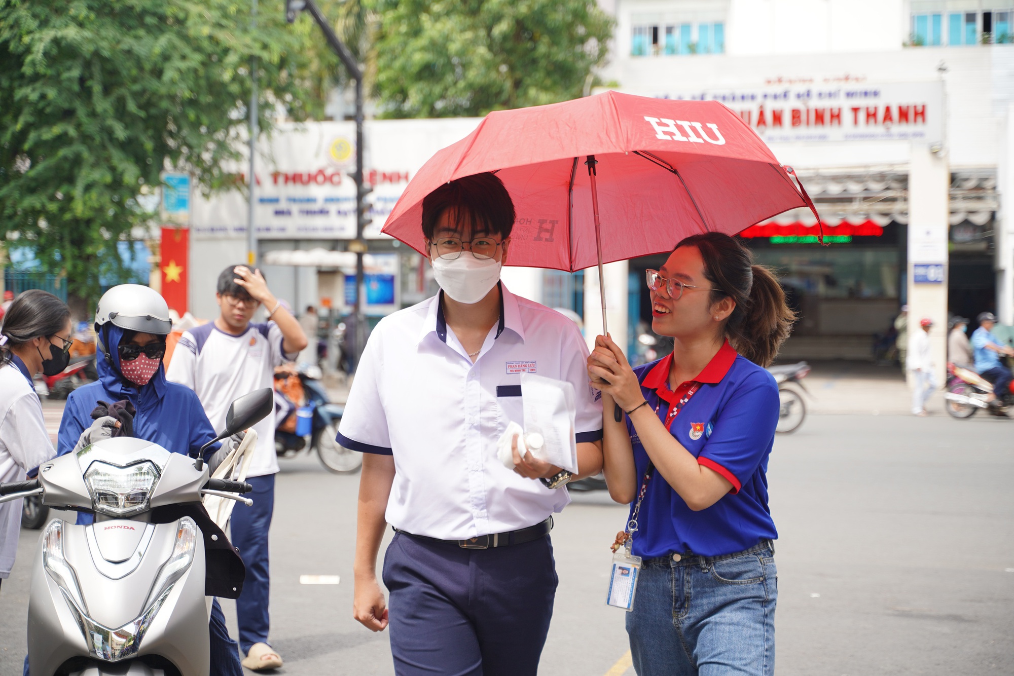 Thi tốt nghiệp THPT buổi 2: Chính thức hết giờ làm bài, đề thi "đổi mới" liệu có mưa điểm 10?- Ảnh 18. Thi tốt nghiệp THPT buổi 2: Chính thức hết giờ làm bài, đề thi "đổi mới" liệu có mưa điểm 10?- Ảnh 18.