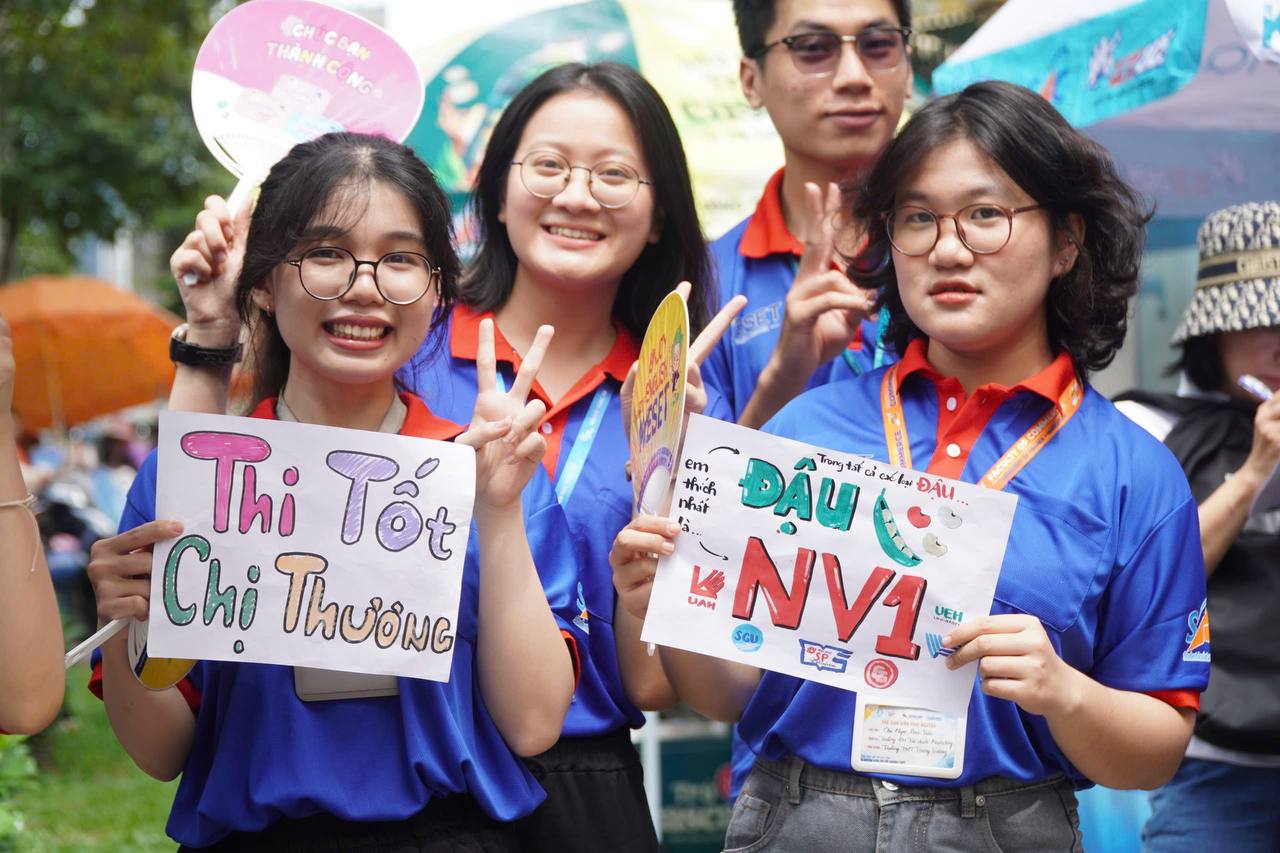 Thi tốt nghiệp THPT buổi 2: Chính thức hết giờ làm bài, đề thi "đổi mới" liệu có mưa điểm 10?- Ảnh 19. Thi tốt nghiệp THPT buổi 2: Chính thức hết giờ làm bài, đề thi "đổi mới" liệu có mưa điểm 10?- Ảnh 19.