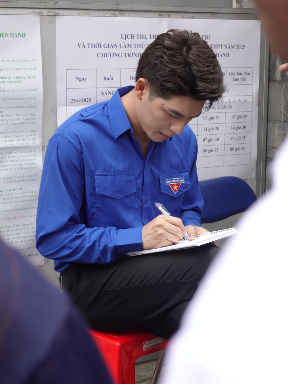 Một nam thần Vbiz bất ngờ xuất hiện trước cổng điểm thi tốt nghiệp THPT, danh tính khiến ai nấy đều nháo nhào! - Ảnh 5. Một nam thần Vbiz bất ngờ xuất hiện trước cổng điểm thi tốt nghiệp THPT, danh tính khiến ai nấy đều nháo nhào! - Ảnh 5.