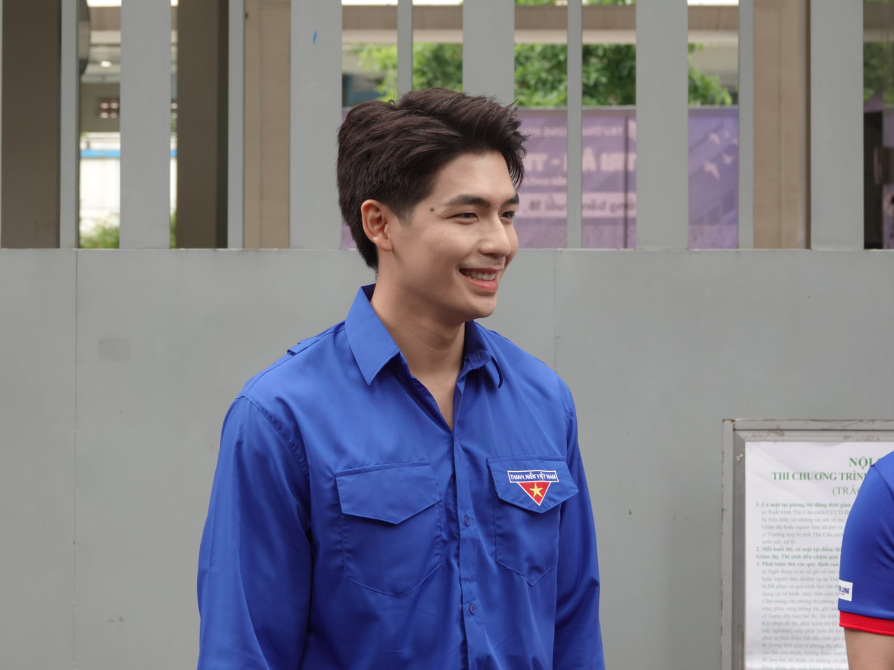 Một nam thần Vbiz bất ngờ xuất hiện trước cổng điểm thi tốt nghiệp THPT, danh tính khiến ai nấy đều nháo nhào! - Ảnh 1. Một nam thần Vbiz bất ngờ xuất hiện trước cổng điểm thi tốt nghiệp THPT, danh tính khiến ai nấy đều nháo nhào! - Ảnh 1.