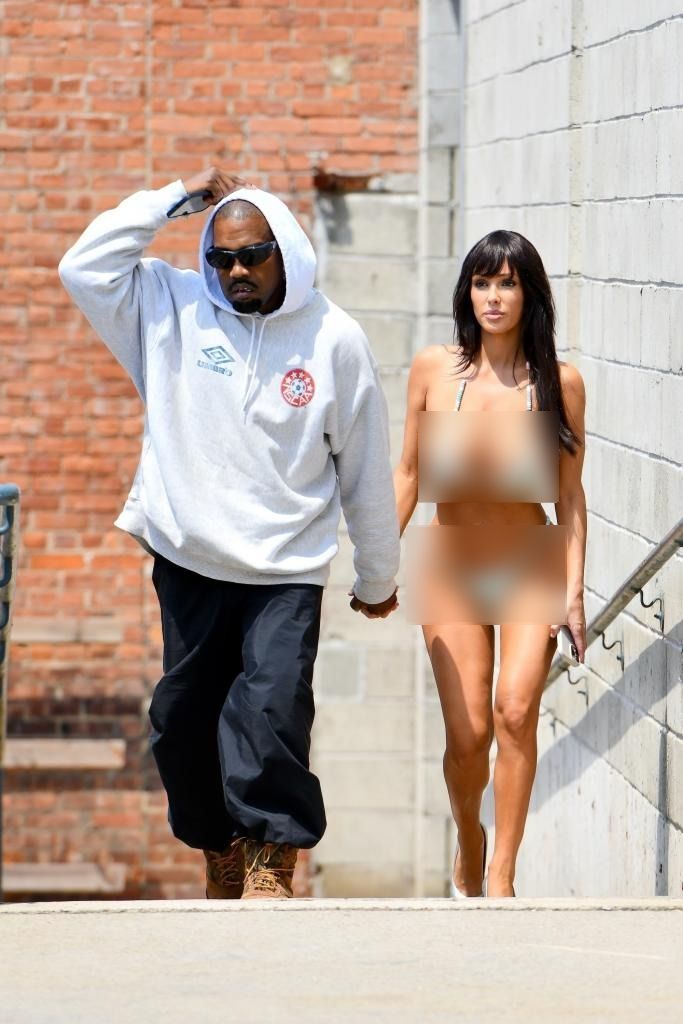 Sự thật trần trụi phía sau những màn hở hang lố lăng gây sốc của vợ Kanye West- Ảnh 1. Sự thật trần trụi phía sau những màn hở hang lố lăng gây sốc của vợ Kanye West- Ảnh 1.