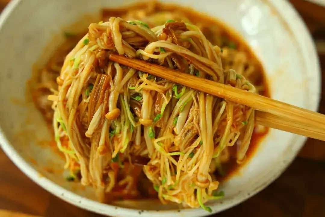 Trời nóng, bạn nên ăn món này: Chỉ cần trộn đều cùng nước sốt "gây ghiền" là có món ăn giòn, mát lại đẹp da - Ảnh 5. Trời nóng, bạn nên ăn món này: Chỉ cần trộn đều cùng nước sốt "gây ghiền" là có món ăn giòn, mát lại đẹp da - Ảnh 5.