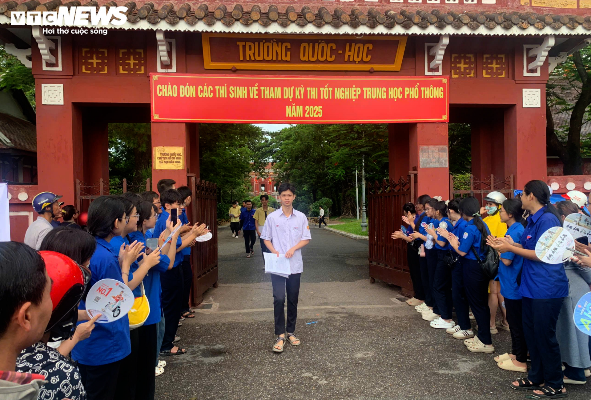 Thí sinh khóc thét với đề Toán mới, 'đọc đề hết nửa thời gian' - Ảnh 16. Thí sinh khóc thét với đề Toán mới, 'đọc đề hết nửa thời gian' - Ảnh 16.