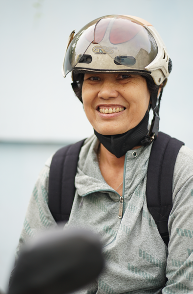 Thi tốt nghiệp THPT buổi 1: Phụ huynh thấp thỏm chờ trông, con cứ cố gắng hết sức là được, đừng áp lực!- Ảnh 2. Thi tốt nghiệp THPT buổi 1: Phụ huynh thấp thỏm chờ trông, con cứ cố gắng hết sức là được, đừng áp lực!- Ảnh 2.
