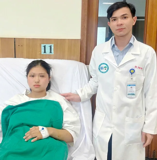Nữ sinh gặp tai nạn nát cổ chân, đến điểm thi bằng xe cứu thương - Ảnh 1. Nữ sinh gặp tai nạn nát cổ chân, đến điểm thi bằng xe cứu thương - Ảnh 1.
