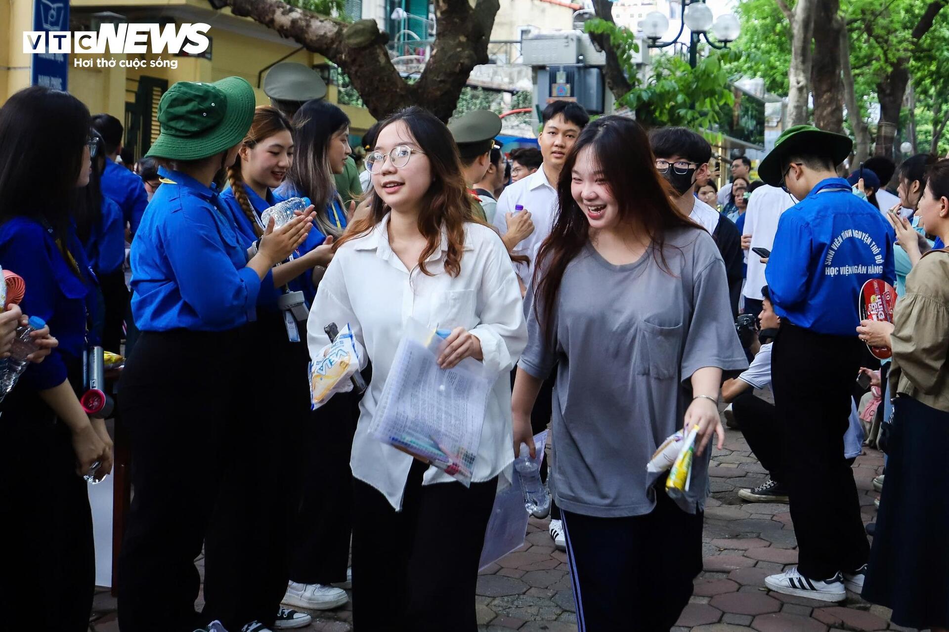 Thí sinh 'vỗ ngực đôm đốp' tự tin đạt 9 điểm môn Văn tốt nghiệp - Ảnh 18. Thí sinh 'vỗ ngực đôm đốp' tự tin đạt 9 điểm môn Văn tốt nghiệp - Ảnh 18.