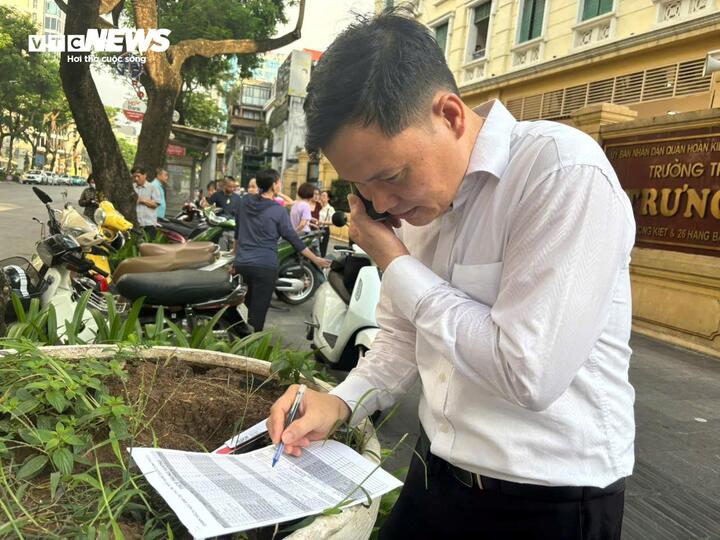 Thầy giáo túc trực ở cổng trường thi từ sớm, điểm danh đủ học sinh mới an lòng - Ảnh 2. Thầy giáo túc trực ở cổng trường thi từ sớm, điểm danh đủ học sinh mới an lòng - Ảnh 2.