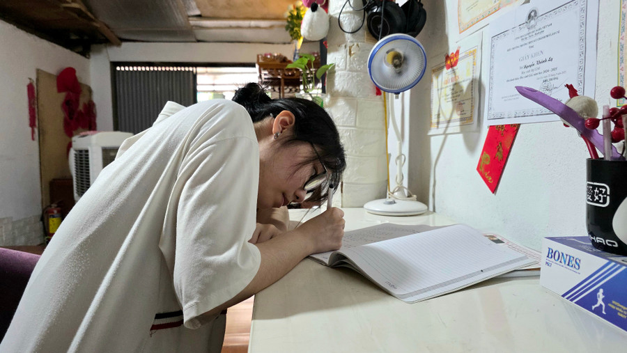 Nghị lực phi thường của nữ sinh khiếm thị ở Lào Cai - Ảnh 1. Nghị lực phi thường của nữ sinh khiếm thị ở Lào Cai - Ảnh 1.