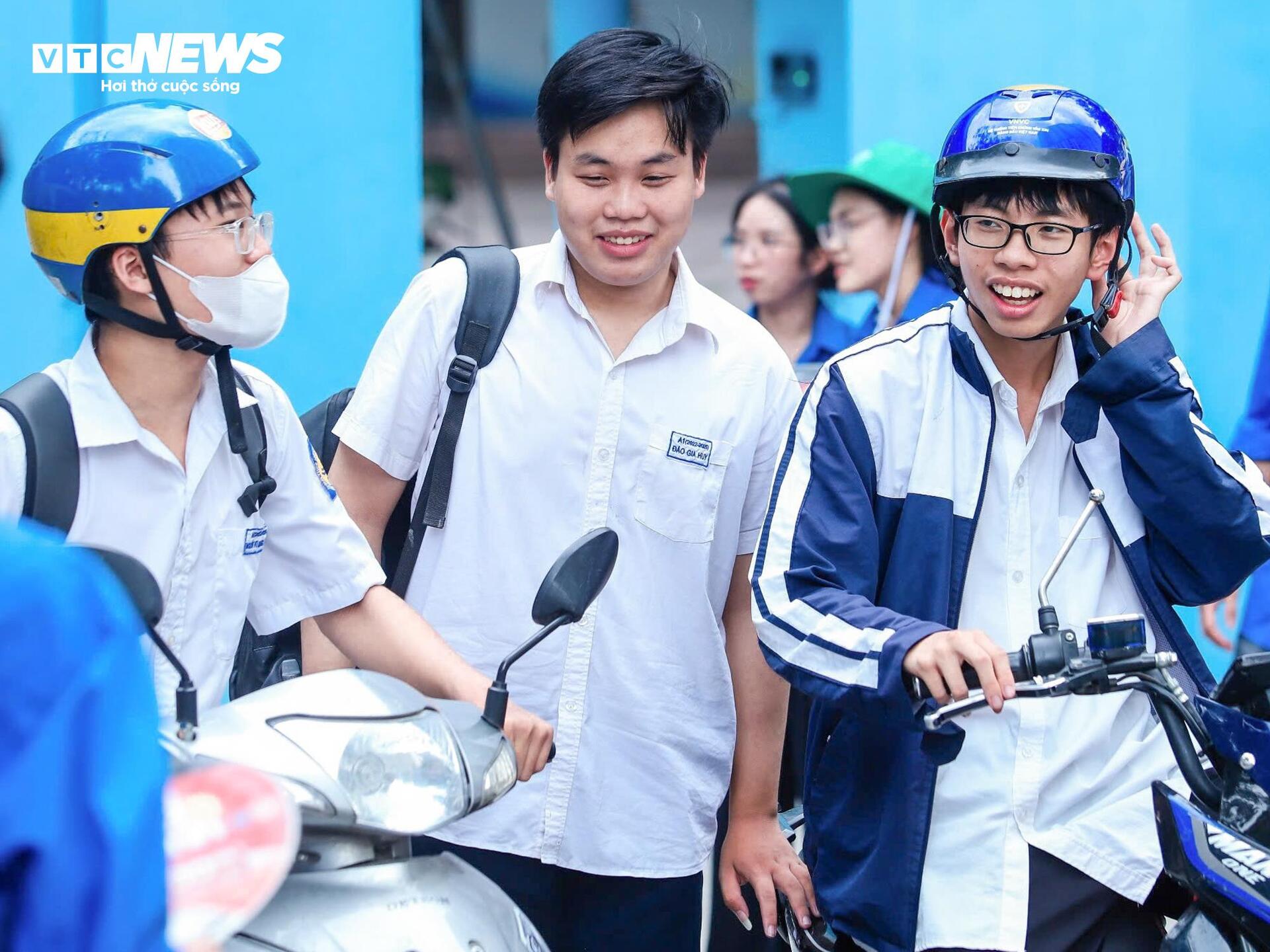 Thí sinh khóc thét với đề Toán mới, 'đọc đề hết nửa thời gian' - Ảnh 19. Thí sinh khóc thét với đề Toán mới, 'đọc đề hết nửa thời gian' - Ảnh 19.