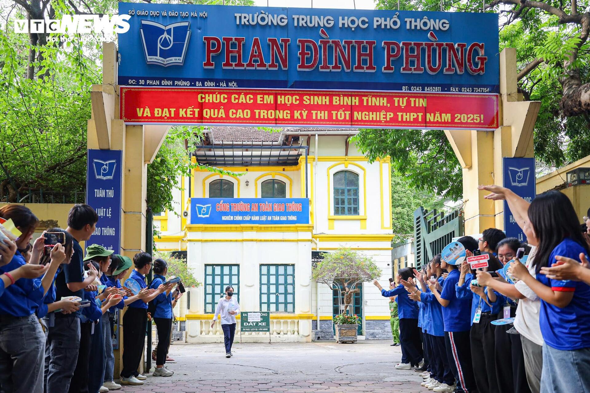 Thí sinh khóc thét với đề Toán mới, 'đọc đề hết nửa thời gian' - Ảnh 1. Thí sinh khóc thét với đề Toán mới, 'đọc đề hết nửa thời gian' - Ảnh 1.