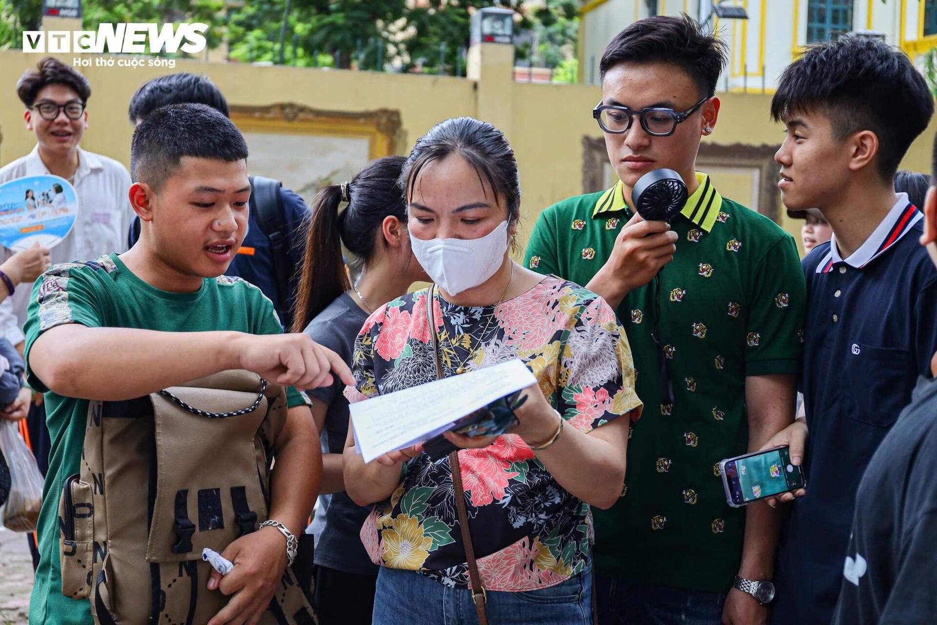 Thí sinh khóc thét với đề Toán mới, 'đọc đề hết nửa thời gian' - Ảnh 2. Thí sinh khóc thét với đề Toán mới, 'đọc đề hết nửa thời gian' - Ảnh 2.