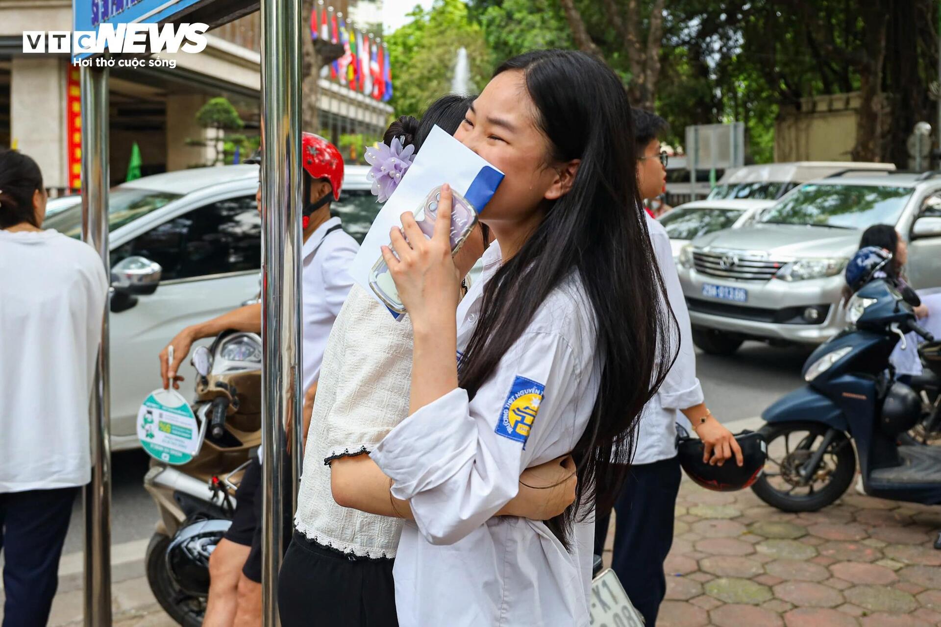 Thí sinh khóc thét với đề Toán mới, 'đọc đề hết nửa thời gian' - Ảnh 5. Thí sinh khóc thét với đề Toán mới, 'đọc đề hết nửa thời gian' - Ảnh 5.