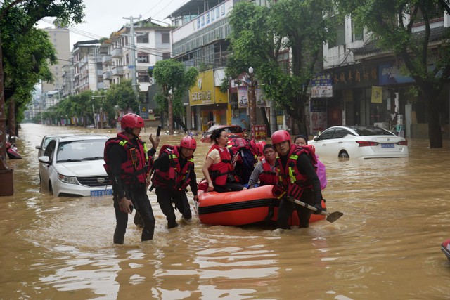 Những hình ảnh khó tin tại Trung Quốc sau trận lũ lịch sử: Khắp nơi bị nhấn chìm trong bùn đất, 6 người thiệt mạng - Ảnh 7. Những hình ảnh khó tin tại Trung Quốc sau trận lũ lịch sử: Khắp nơi bị nhấn chìm trong bùn đất, 6 người thiệt mạng - Ảnh 7.