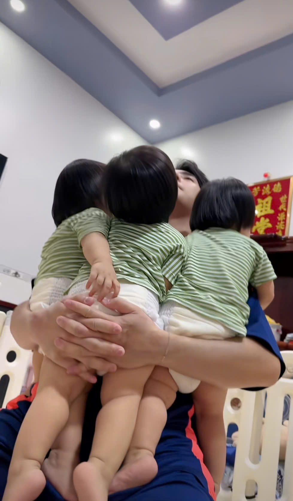 Cặp sinh ba siêu quậy Dâu - Kem - Sữa, idol mới nổi làng hot kid vừa cho mẹ 1 buổi sáng đi từ "sảng hồn" đến "sảng ví"!- Ảnh 3. Cặp sinh ba siêu quậy Dâu - Kem - Sữa, idol mới nổi làng hot kid vừa cho mẹ 1 buổi sáng đi từ "sảng hồn" đến "sảng ví"!- Ảnh 3.