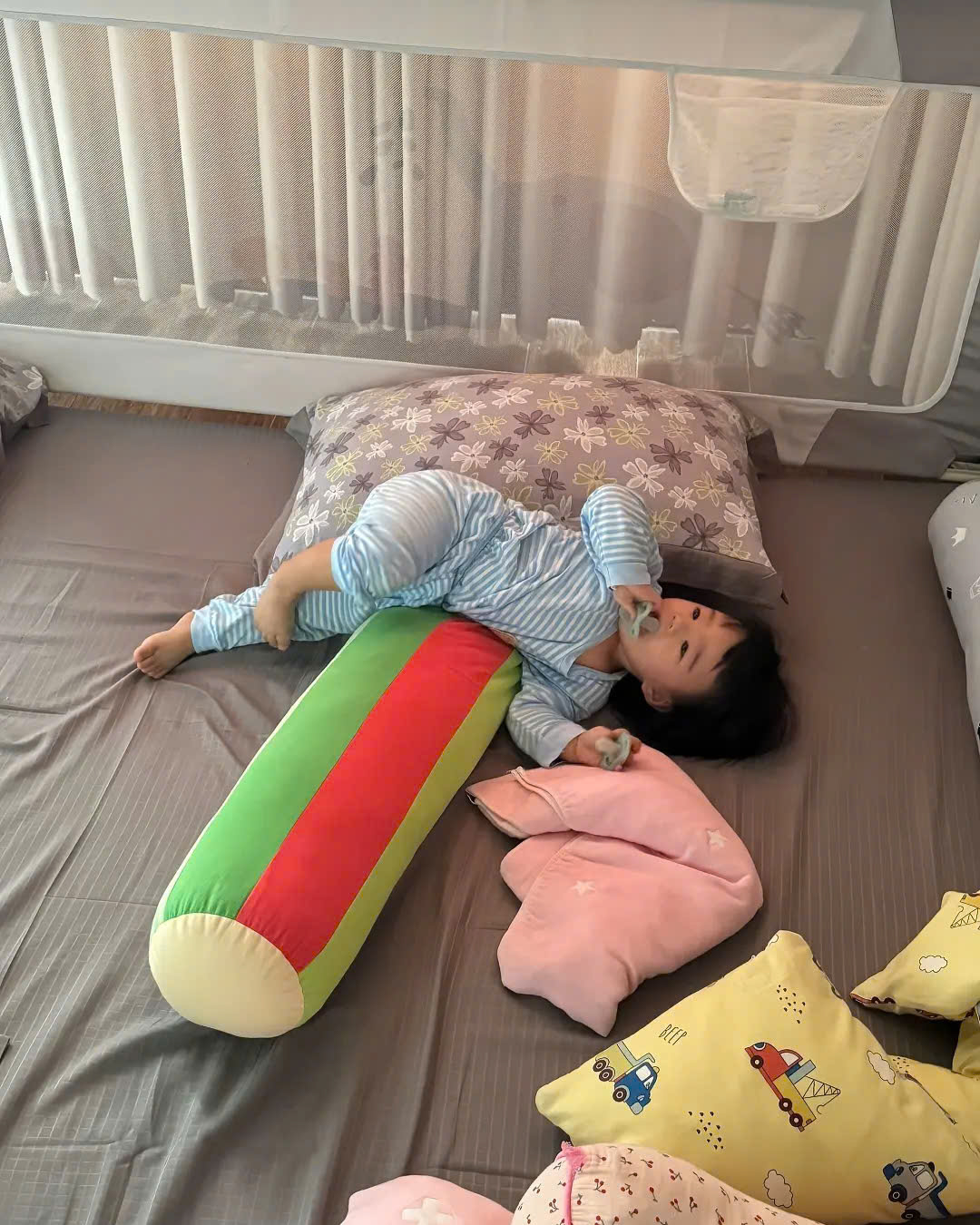 Cặp sinh ba siêu quậy Dâu - Kem - Sữa, idol mới nổi làng hot kid vừa cho mẹ 1 buổi sáng đi từ "sảng hồn" đến "sảng ví"!- Ảnh 4. Cặp sinh ba siêu quậy Dâu - Kem - Sữa, idol mới nổi làng hot kid vừa cho mẹ 1 buổi sáng đi từ "sảng hồn" đến "sảng ví"!- Ảnh 4.