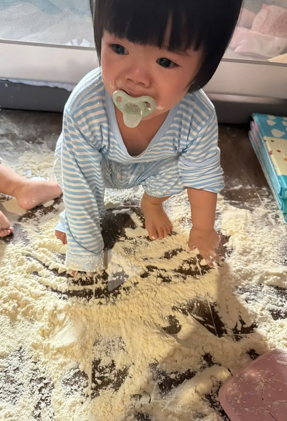 Cặp sinh ba siêu quậy Dâu - Kem - Sữa, idol mới nổi làng hot kid vừa cho mẹ 1 buổi sáng đi từ Cặp sinh ba siêu quậy Dâu - Kem - Sữa, idol mới nổi làng hot kid vừa cho mẹ 1 buổi sáng đi từ