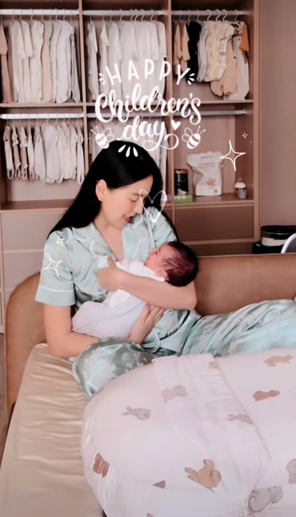 Chiếc gối xuất hiện thường xuyên bên mẹ Mai Ngọc và bé Panda, hóa ra chẳng xa lạ gì với hội bỉm sữa có con dưới 6 tháng- Ảnh 1. Chiếc gối xuất hiện thường xuyên bên mẹ Mai Ngọc và bé Panda, hóa ra chẳng xa lạ gì với hội bỉm sữa có con dưới 6 tháng- Ảnh 1.