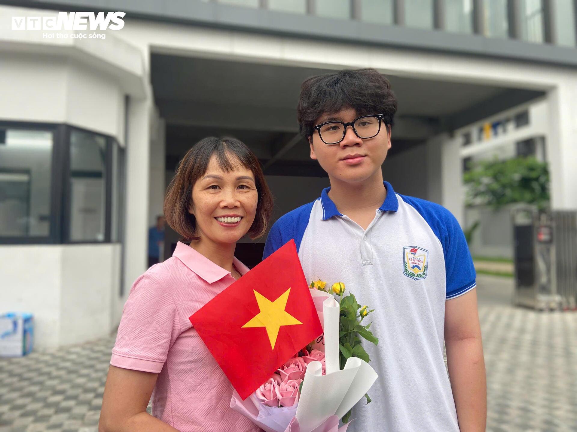 Sĩ tử nhảy cẫng ăn mừng sau khi hoàn thành kỳ thi tốt nghiệp lịch sử - Ảnh 8. Sĩ tử nhảy cẫng ăn mừng sau khi hoàn thành kỳ thi tốt nghiệp lịch sử - Ảnh 8.