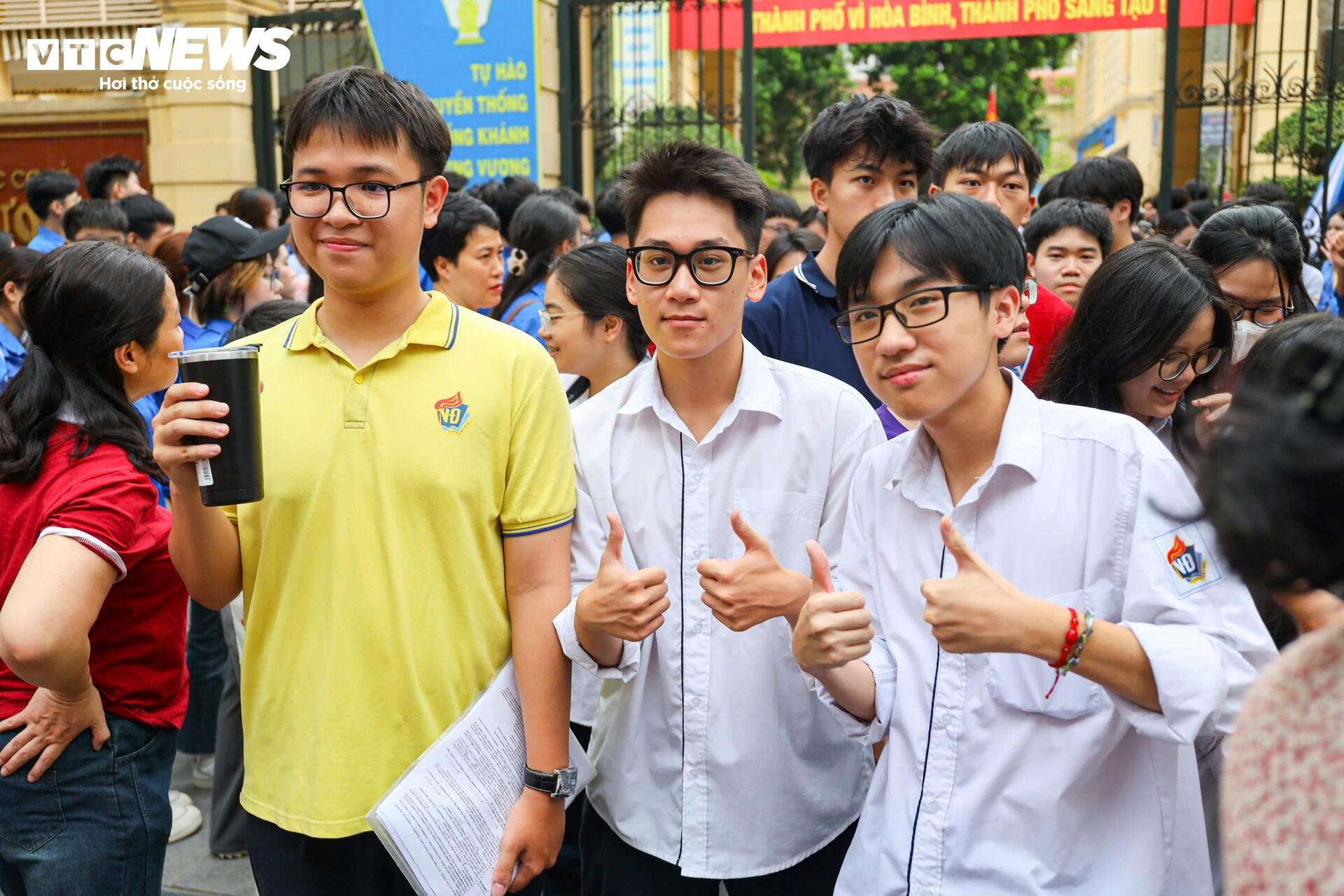 Sĩ tử nhảy cẫng ăn mừng sau khi hoàn thành kỳ thi tốt nghiệp lịch sử - Ảnh 4. Sĩ tử nhảy cẫng ăn mừng sau khi hoàn thành kỳ thi tốt nghiệp lịch sử - Ảnh 4.