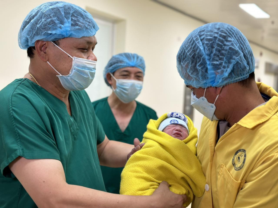 Từng nghĩ &quot;đẻ mổ cho sướng&quot;, bà mẹ xây xẩm mặt mày review chân thực nỗi đau khi đẻ mổ lần đầu- Ảnh 2.