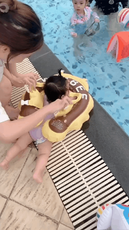 Hot baby Hannie lần đầu đi bơi cùng ba và chị Winnie: Dân tình nhận xét Hot baby Hannie lần đầu đi bơi cùng ba và chị Winnie: Dân tình nhận xét