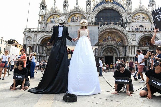 Cảnh tượng không thể tin tại đám cưới thế kỷ của tỉ phú Jeff Bezos: Kênh đào ở Venice hoá thảm đỏ bởi dàn sao khủng - Ảnh 17. Cảnh tượng không thể tin tại đám cưới thế kỷ của tỉ phú Jeff Bezos: Kênh đào ở Venice hoá thảm đỏ bởi dàn sao khủng - Ảnh 17.