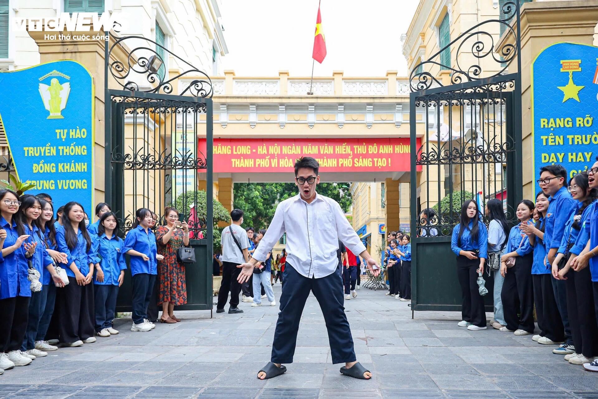 Sĩ tử nhảy cẫng ăn mừng sau khi hoàn thành kỳ thi tốt nghiệp lịch sử - Ảnh 3. Sĩ tử nhảy cẫng ăn mừng sau khi hoàn thành kỳ thi tốt nghiệp lịch sử - Ảnh 3.
