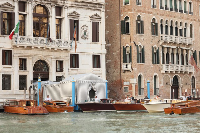 Cảnh tượng không thể tin tại đám cưới thế kỷ của tỉ phú Jeff Bezos: Kênh đào ở Venice hoá thảm đỏ bởi dàn sao khủng - Ảnh 19. Cảnh tượng không thể tin tại đám cưới thế kỷ của tỉ phú Jeff Bezos: Kênh đào ở Venice hoá thảm đỏ bởi dàn sao khủng - Ảnh 19.