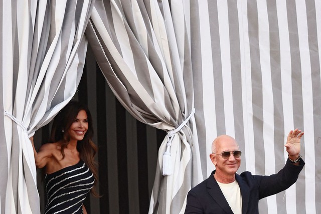 Cảnh tượng không thể tin tại đám cưới thế kỷ của tỉ phú Jeff Bezos: Kênh đào ở Venice hoá thảm đỏ bởi dàn sao khủng - Ảnh 20. Cảnh tượng không thể tin tại đám cưới thế kỷ của tỉ phú Jeff Bezos: Kênh đào ở Venice hoá thảm đỏ bởi dàn sao khủng - Ảnh 20.
