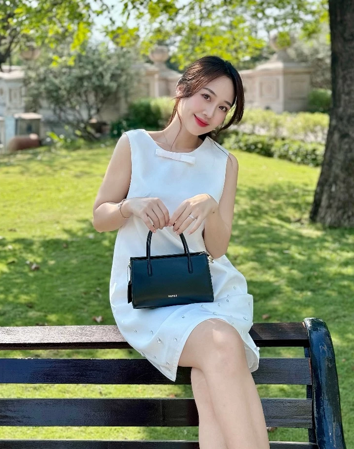 Triệu Lộ Tư hay bị chê "quê kiểng" nhưng vẫn khiến túi Versace cháy hàng chỉ nhờ 1 cú đánh - Ảnh 11. Triệu Lộ Tư hay bị chê "quê kiểng" nhưng vẫn khiến túi Versace cháy hàng chỉ nhờ 1 cú đánh - Ảnh 11.
