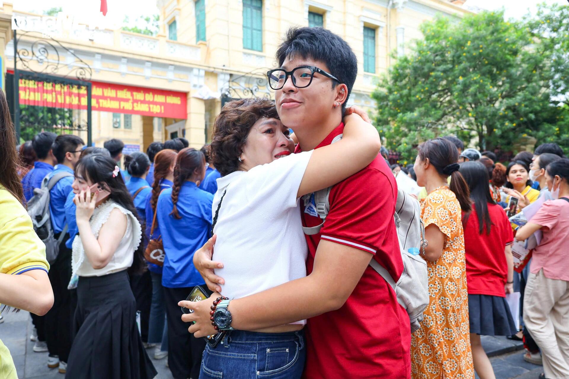 Sĩ tử nhảy cẫng ăn mừng sau khi hoàn thành kỳ thi tốt nghiệp lịch sử - Ảnh 7. Sĩ tử nhảy cẫng ăn mừng sau khi hoàn thành kỳ thi tốt nghiệp lịch sử - Ảnh 7.
