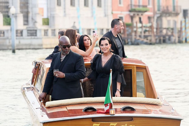 Cảnh tượng không thể tin tại đám cưới thế kỷ của tỉ phú Jeff Bezos: Kênh đào ở Venice hoá thảm đỏ bởi dàn sao khủng - Ảnh 10. Cảnh tượng không thể tin tại đám cưới thế kỷ của tỉ phú Jeff Bezos: Kênh đào ở Venice hoá thảm đỏ bởi dàn sao khủng - Ảnh 10.