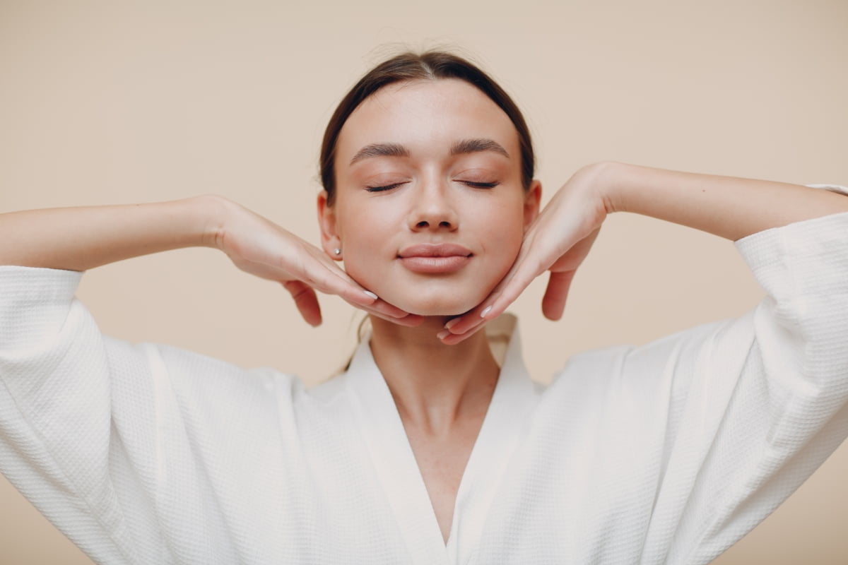 Yoga mặt: Bí quyết trẻ hóa tự nhiên hay chỉ là trào lưu nhất thời? Chuyên gia đưa ra gợi ý cho người không muốn thẩm mỹ- Ảnh 3. Yoga mặt: Bí quyết trẻ hóa tự nhiên hay chỉ là trào lưu nhất thời? Chuyên gia đưa ra gợi ý cho người không muốn thẩm mỹ- Ảnh 3.