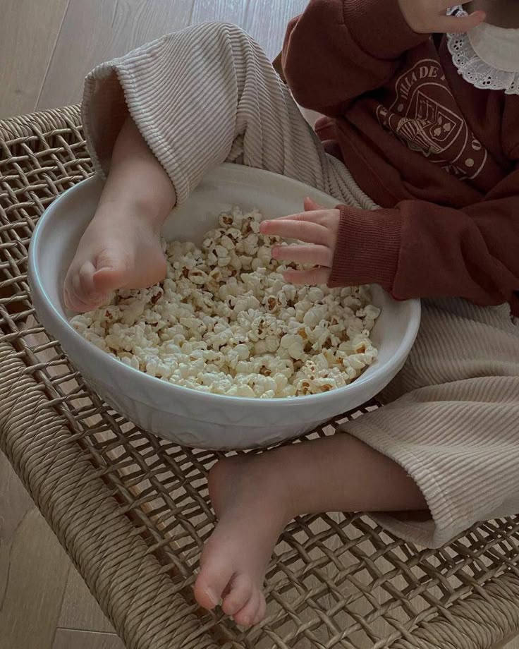 "Búp măng non" thích giẫm đạp mọi thứ? Đừng vội la mắng, con đang phát triển giác quan đấy, ba mẹ ơi! - Ảnh 1. "Búp măng non" thích giẫm đạp mọi thứ? Đừng vội la mắng, con đang phát triển giác quan đấy, ba mẹ ơi! - Ảnh 1.