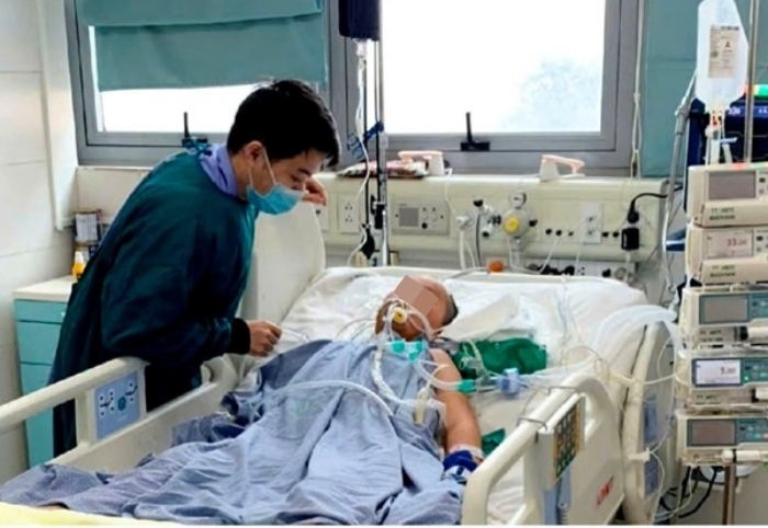 Cậu bé 12 tuổi mở mắt sau 2 tuần hôn mê, cả phòng hồi sức bật khóc - Ảnh 1.