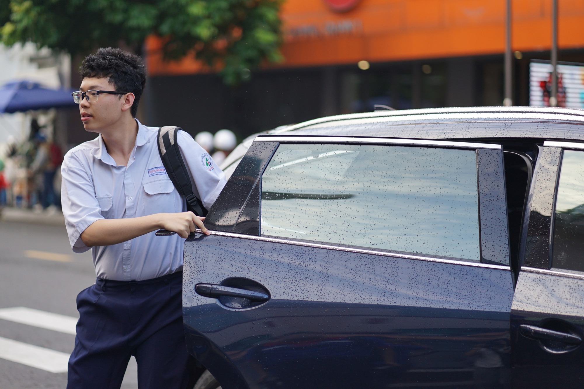 Thi tốt nghiệp THPT 2025 buổi cuối cùng: Sĩ tử chạy như tên bắn trước giờ đóng cổng, 100 phút khẳng định bản thân sắp bắt đầu!- Ảnh 29. Thi tốt nghiệp THPT 2025 buổi cuối cùng: Sĩ tử chạy như tên bắn trước giờ đóng cổng, 100 phút khẳng định bản thân sắp bắt đầu!- Ảnh 29.